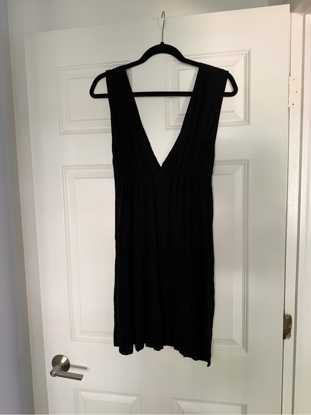 Black V-Neck Sleeveless Dress
